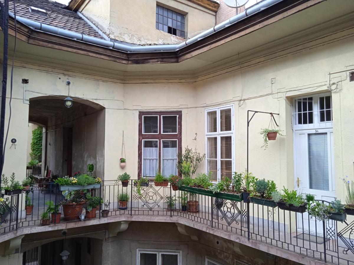 Classical Budapest Apartment In The Old Pest Eksteriør bilde